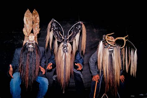 El Baile del Diablo: Una Danza Frenética de Guitarras Acústicas y Voces Melancólicas