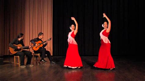  Entre Dos Aguas: Una Danza Flamenca Delicada Que Te Transportará A La Andalucía Más Profunda